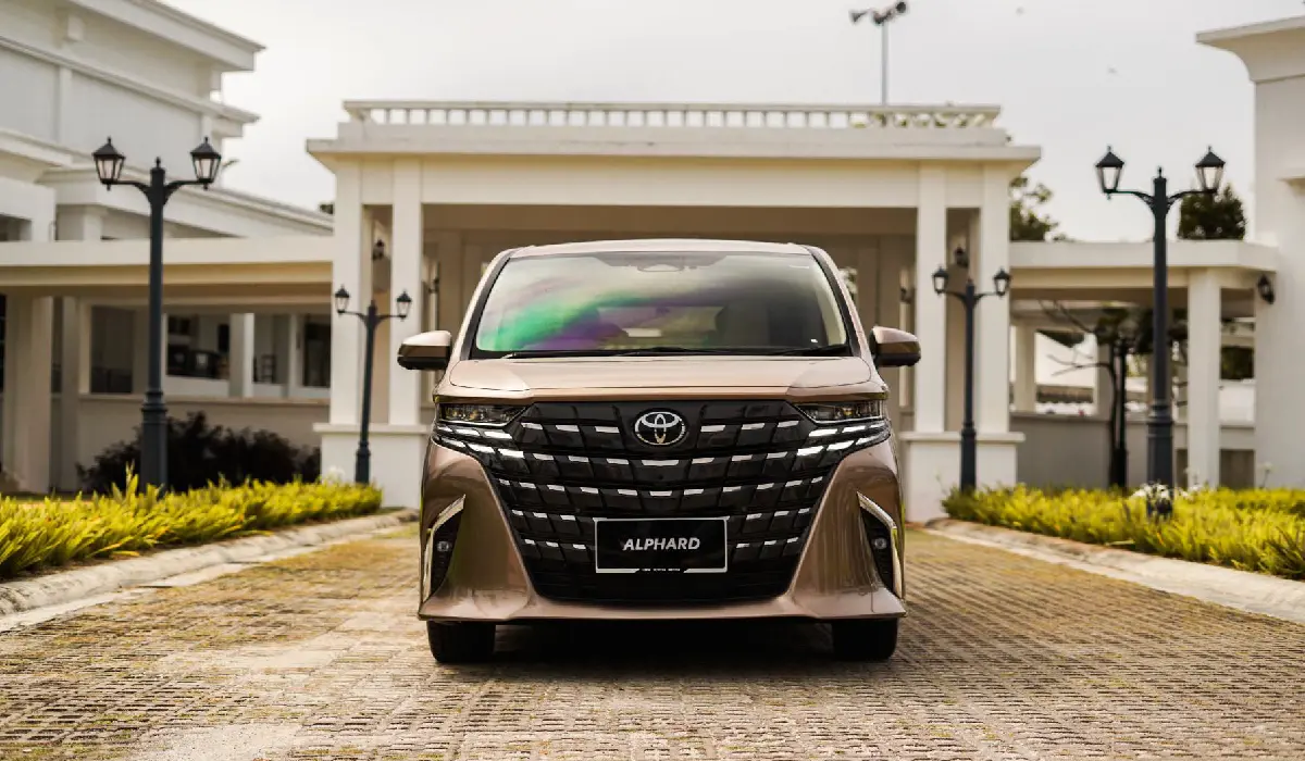 Toyota - Alphard 3.5 - Luxury Car Rentals - Preowned Convertible Car - Exclusive Concierge Club.webp